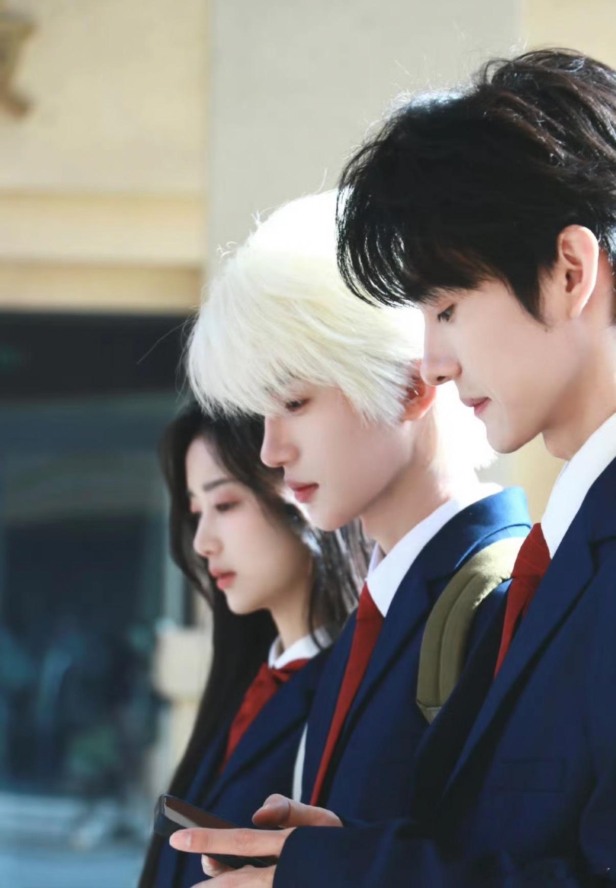 短剧继续卷内容的当下长剧该何去何从 《一家三口在同班》这部短剧太精彩了，新颖的设