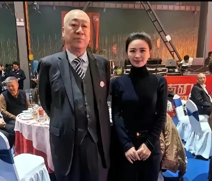 我就纳了闷了，河南新乡那个崔培军，网上看着发钱都不带眨眼的，结果当地司机跟我交了