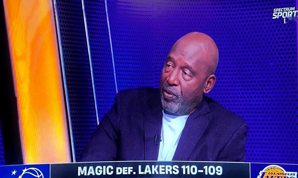 最后6.7秒，东契奇那个空位三分他没投。
 
他接球时面前三米没人，却低头运了一