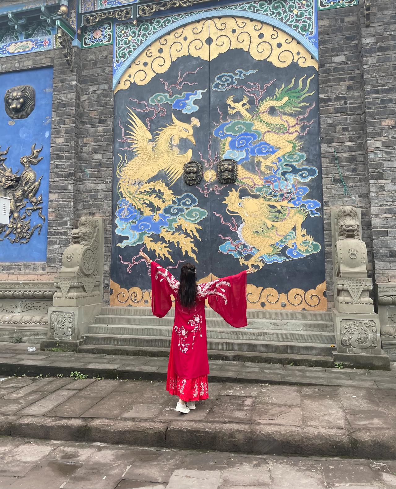 偶遇仙女
         ——南木子
龙凤古镇妙庄下，
偶遇仙女披红纱。
举手