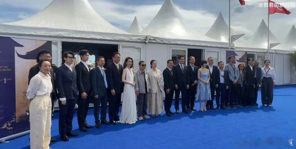 戚薇贾樟柯赵涛一同出席戛纳开幕戛纳中国馆开幕名场面：戚薇、贾樟柯、赵涛同场亮相！