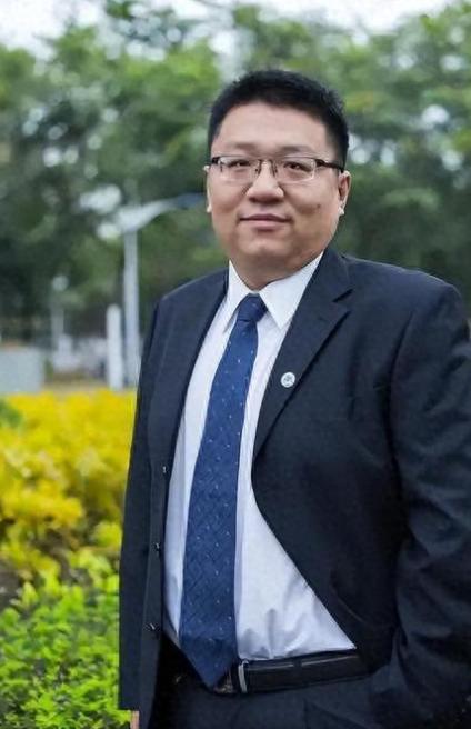 一位被美国设局诱捕、非法软禁整整九年的中国芯片天才，刚摘下电子脚镣踏上祖国的土地