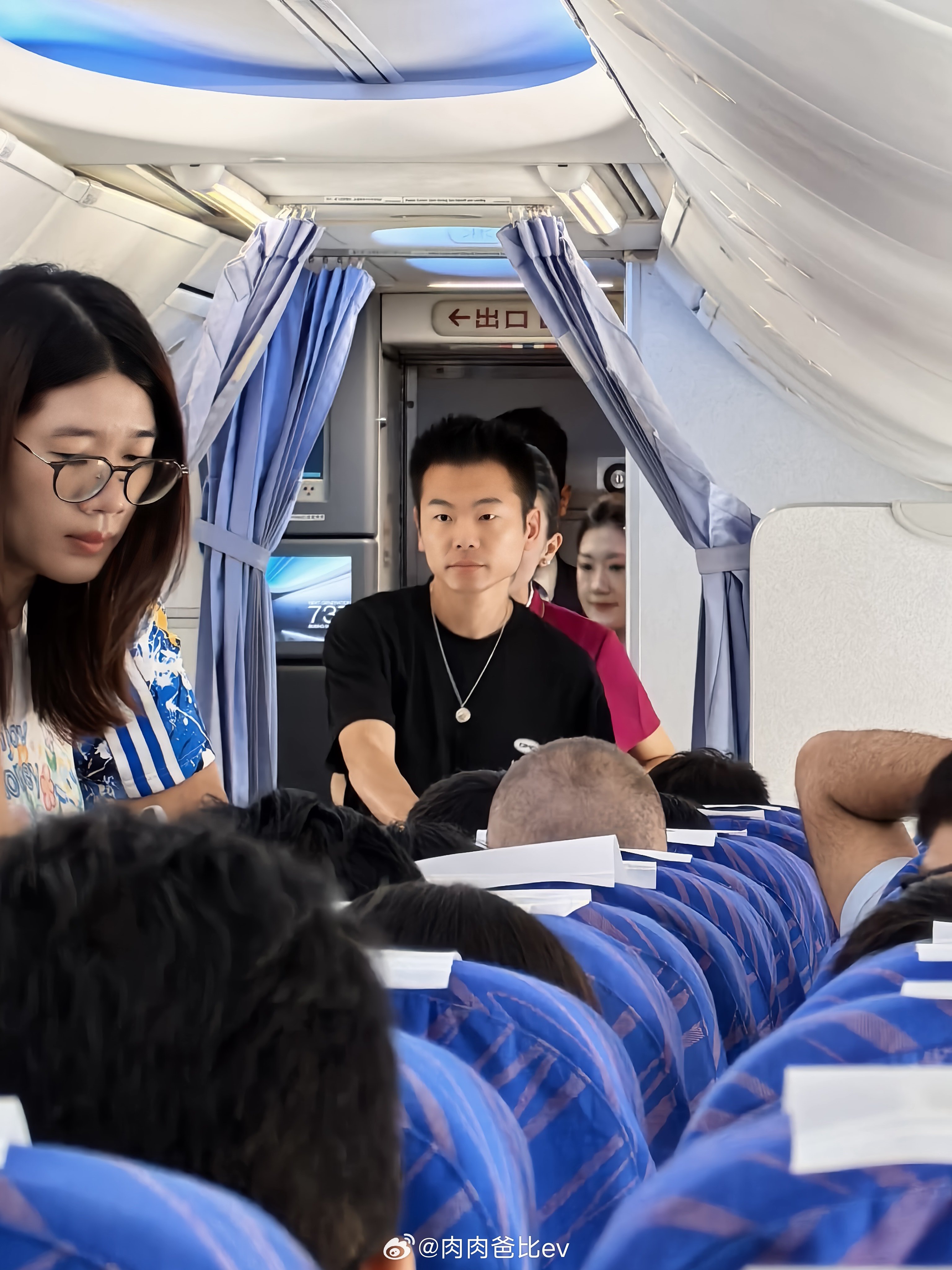 登机了听到广播一直在催促登机刻板印象又加深咯没有一次是准时的