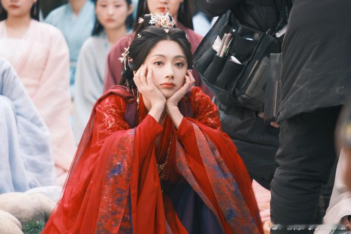 第一次见被骂还说谢谢的女主妹妹太有个人魅力了，她的作品看着过瘾，第一次见这样的女