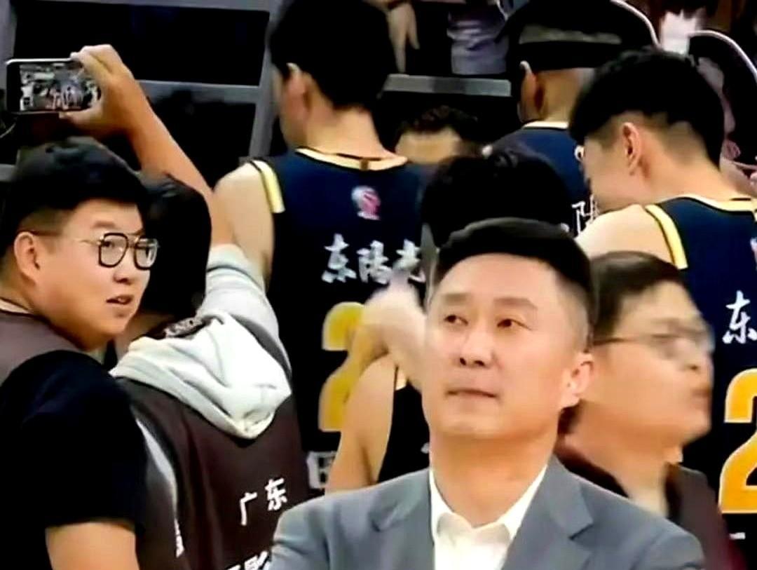 杜锋要去当解说员了。
这个消息我看了好几遍。
不是惊讶，是觉得这事有点说不出的别