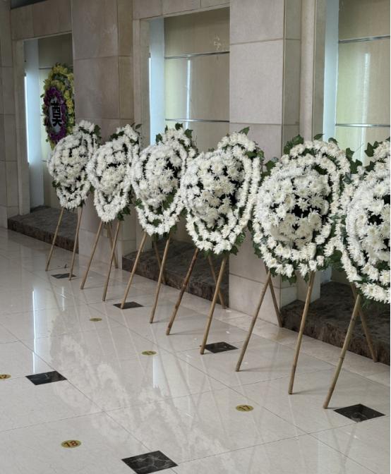 一位火葬场工作人员说：“人死后，一是要火化，二是火化后，不要领骨灰，让火葬厂处理