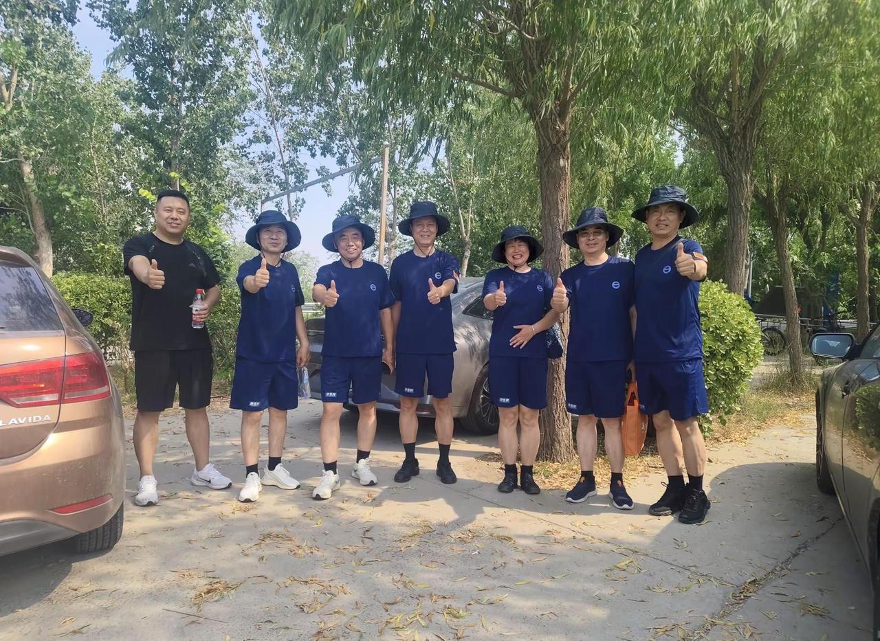 烈日炎炎，热浪滚滚。蓝天救援队队员不畏酷暑，坚持户外拉练，锤炼体能、打磨救援技能
