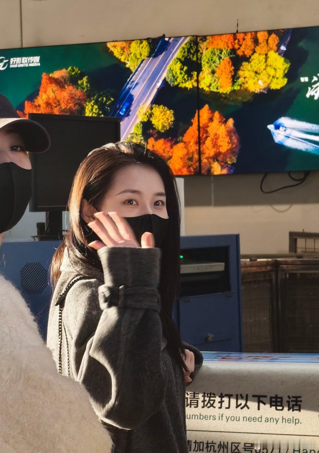 郭宇欣杭州出发太原机场路透，素颜好漂亮，人气好高，期待明天的鎏金盛典！