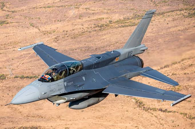 【美军F-16拦截闯入特朗普高尔夫俱乐部禁飞区飞机】8月9日，北美防空司令部（美