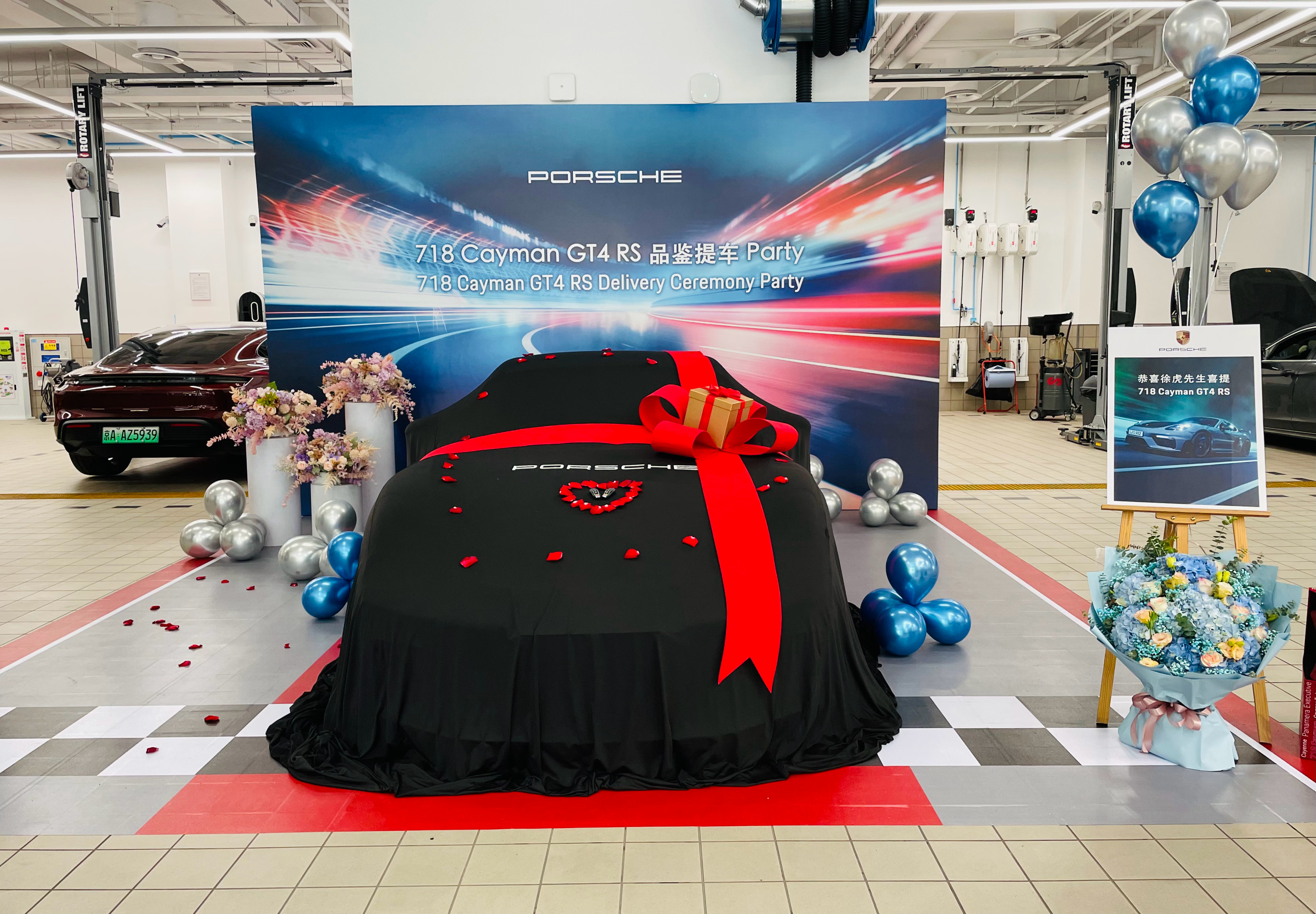 很荣幸能参与好朋友的提车活动保时捷718 Cayman GT4 RS真车很帅 ​