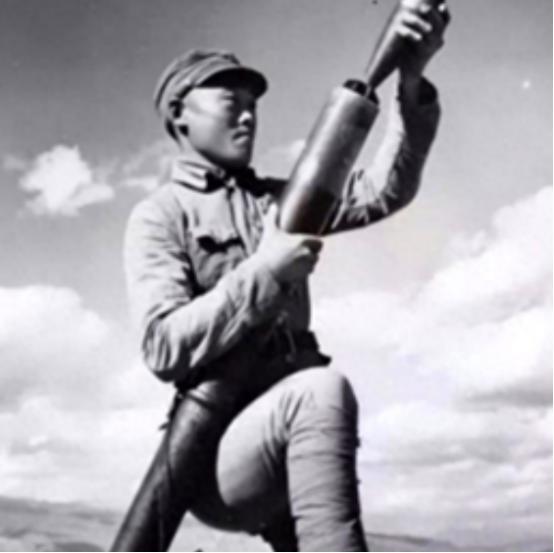 1945年，在山上休息的迫击炮手陈宝柳，忽然发现30多个日军和几个女人，正在不远