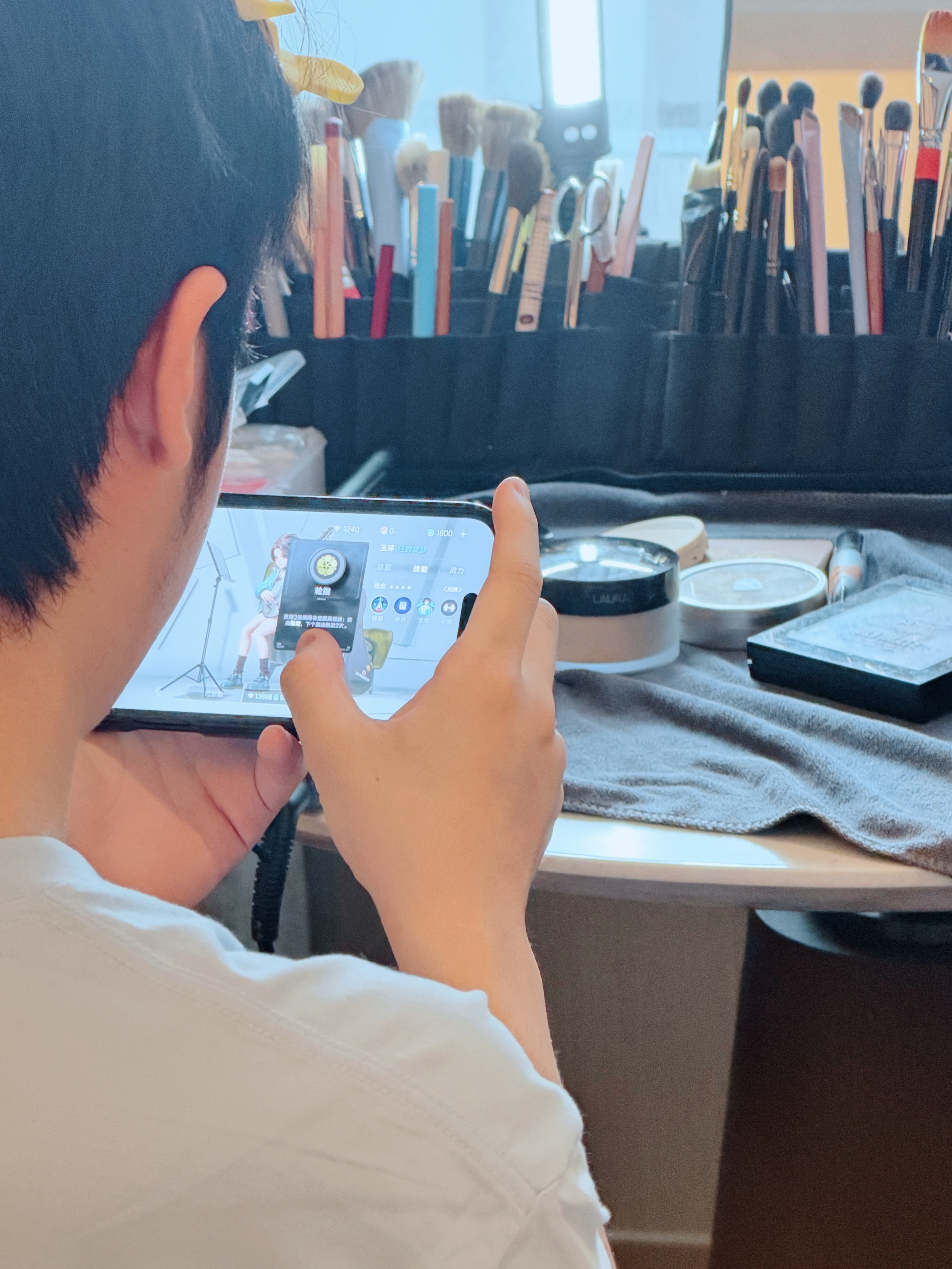 eStar[超话] 罗思源的国庆计划DAY1——边化妆边玩万象棋。 ​​​
