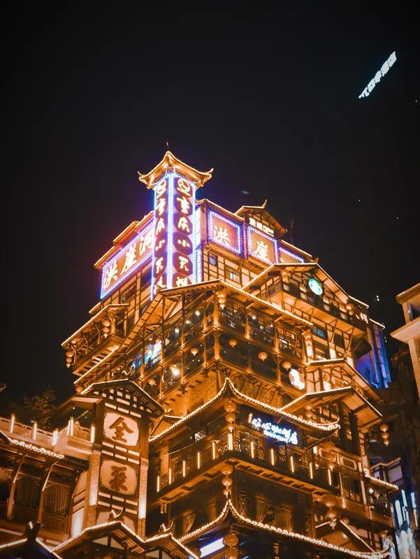 重庆三日游，简直是一场超棒的体验！

第一天，直奔解放碑，这里可是重庆的绝对中心