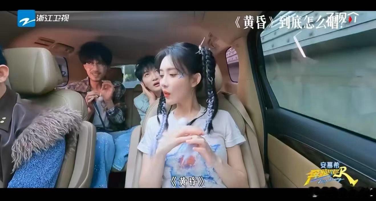 周深孟子义想不起歌怎么唱太真实了奔跑吧 谁能想到周深和孟子义在《奔跑吧》唱周传雄