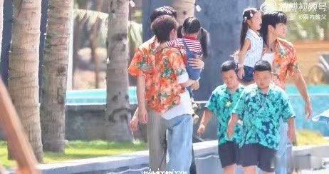 余宇涵抱小女孩路透 余宇涵《海角88号》海边路透太圈粉！花衬衫造型展现不一样的帅