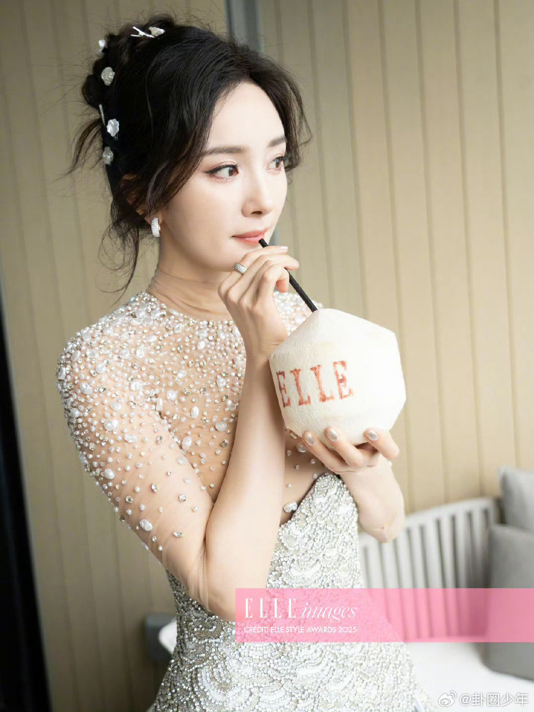 杨幂喝椰汁 捕捉到喝椰汁的杨幂！简单场景也超有氛围感，这状态也太可了！ ​​​