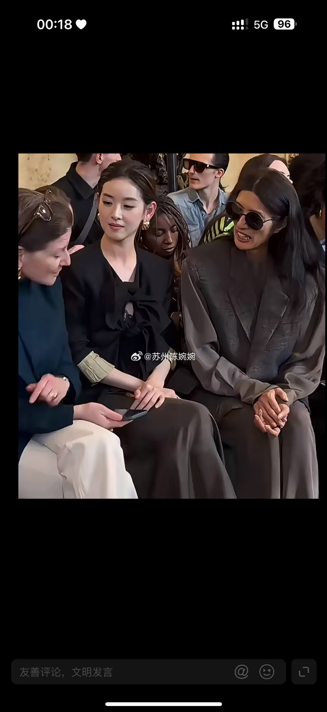 章泽天现身巴黎看秀，脸超级美，周围人聊天她努力融入，好拼啊。章泽天现身Uma w