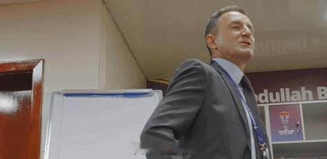 技不如人！教练不背锅！国足首战幕后：扬帅要求不乱开大脚，失误教练来承担！原来不是