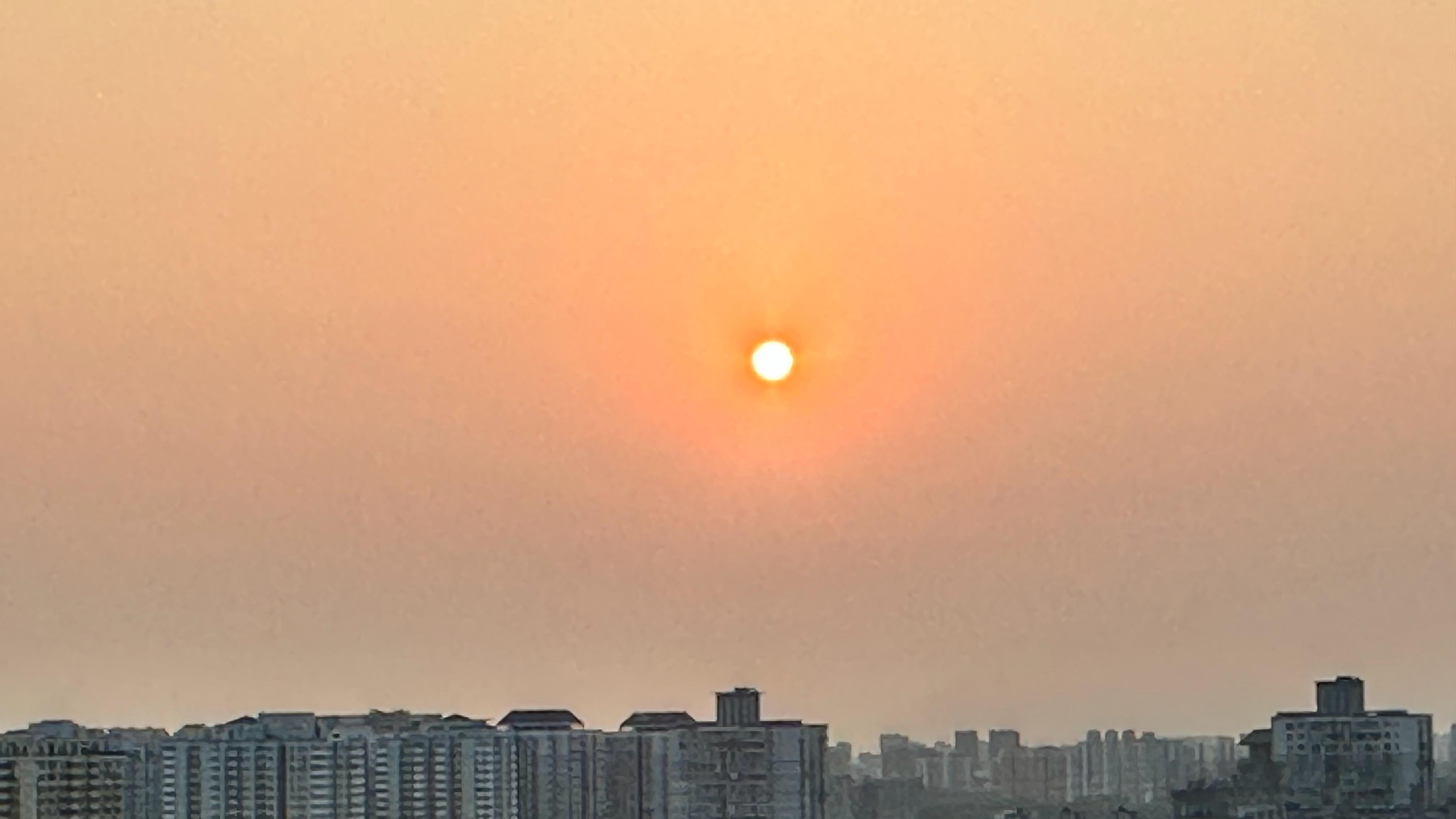 5:33 晨餐夜复眠，日与月相连。与火星第一猫一起早起看日出