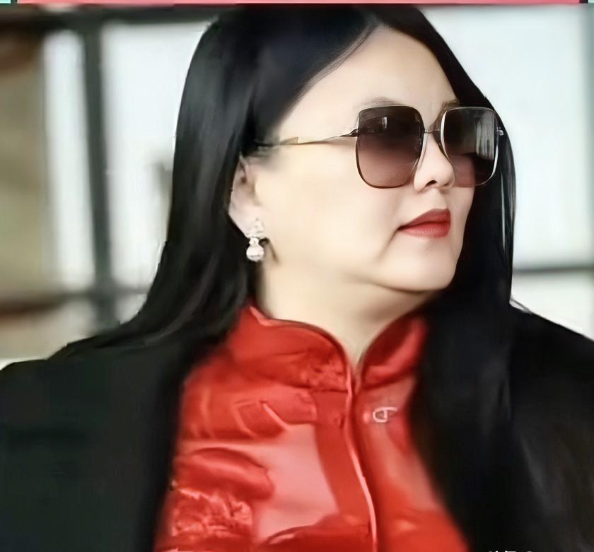 李湘把骂她的表情包印T恤上，卖疯了。
网友笑她胖，她直接把笑点卖成钱。
不删图，