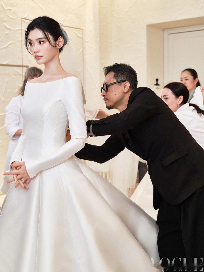 奚梦瑶Dior高订婚纱 松弛感与高级感双在线，眉眼笑意满是甜蜜幸福，举手投足从容