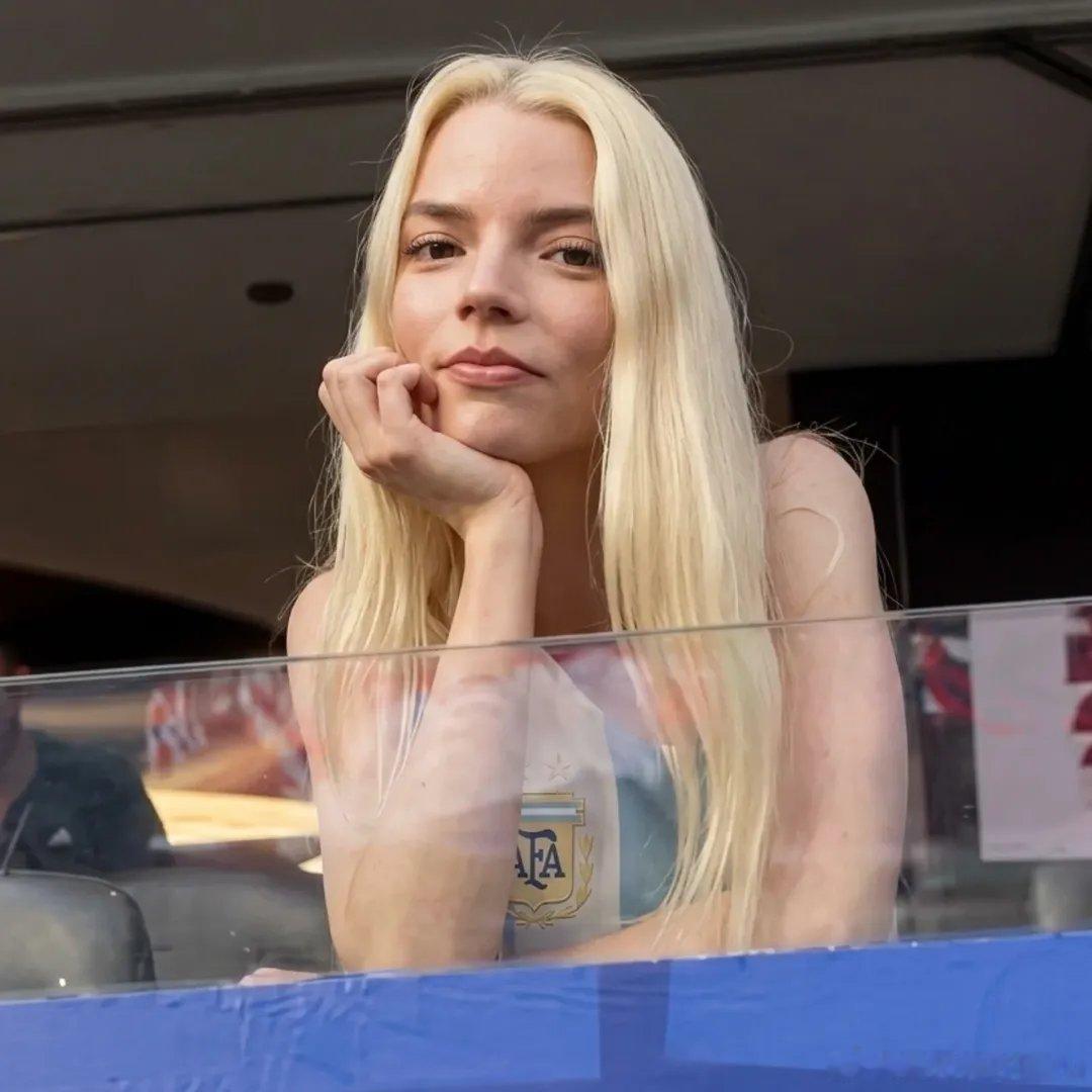 穿着阿根廷球衣观看世界杯美国 vs 巴拉圭的安雅·泰勒-乔伊 