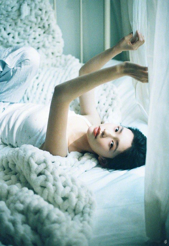 林允邻家少女文学  林允好有氧气感的美，太让人觉得爱了呀，这一回真的是仿佛打开了