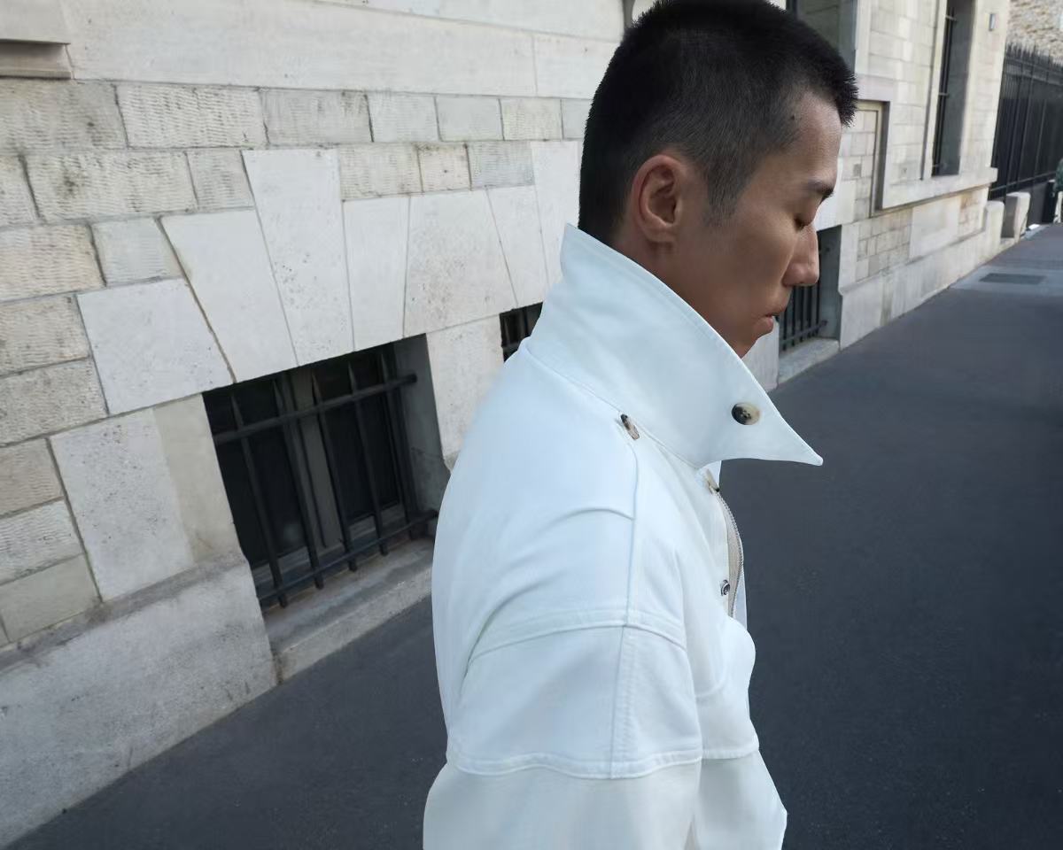 周游巴黎时装周周游巴黎看秀开启军训模式别人来巴黎时装周悠闲打卡逛城市，周游直接开