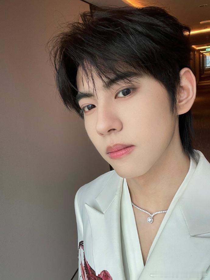 刘轩丞微博文化交流之夜解锁白西装，利落剪裁衬得气质出众，“一会再见” 满是不舍与