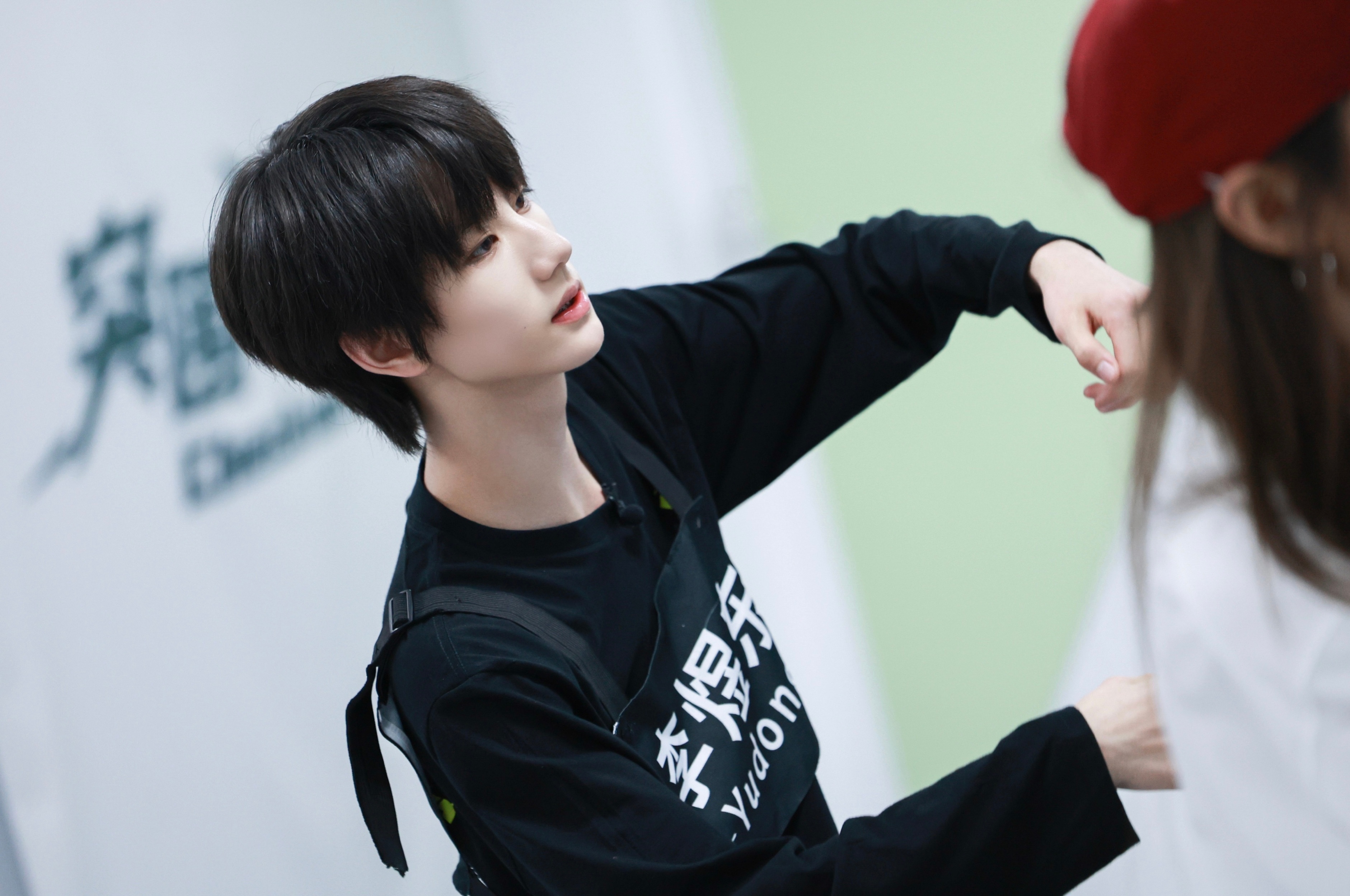 下次日常营业照就让李煜东用突围的发型吧，看完突围营业照再去看李煜东微博真的太割裂