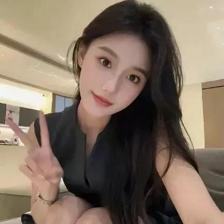 优雅黑裙美少女，微笑比心超迷人！贵气黑裙女神 黑裙感美女 黑裙氛围感写真 棕裙少