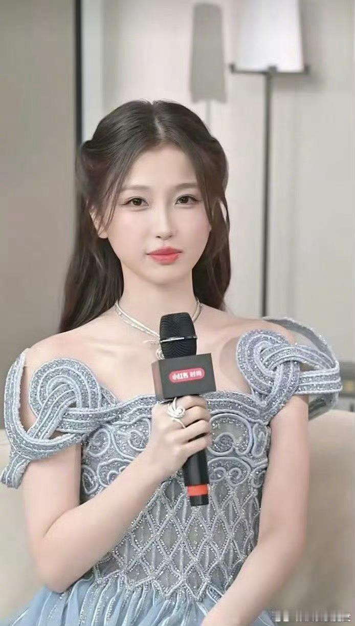 还记得一开始赵露思路人缘，颜值都比虞书欣高，人气也是赵露思旺……一转眼，虞书欣还