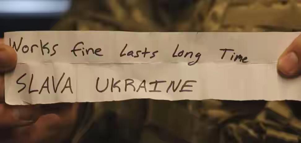 感人时刻！！！在接收其中一套爱国者防空导弹系统后，乌克兰防御人员在导弹系统控制面