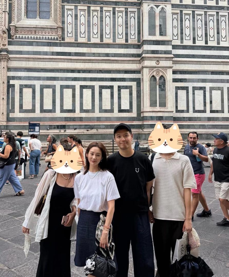 佛罗伦萨偶遇李纯马頔网友佛罗伦萨偶遇李纯马頔，还一起拍了合照！网友佛罗伦萨偶遇李