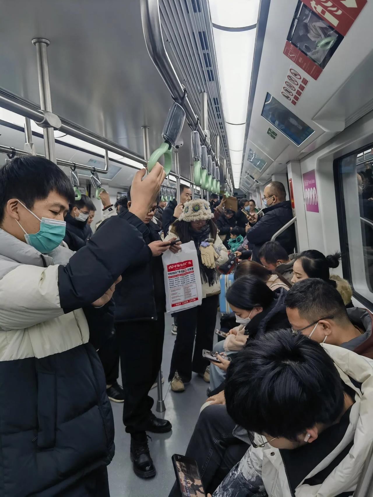 今晚（周一）19:00探访西安地铁10号线，感觉8号环线开通后客流爆满，未来还有