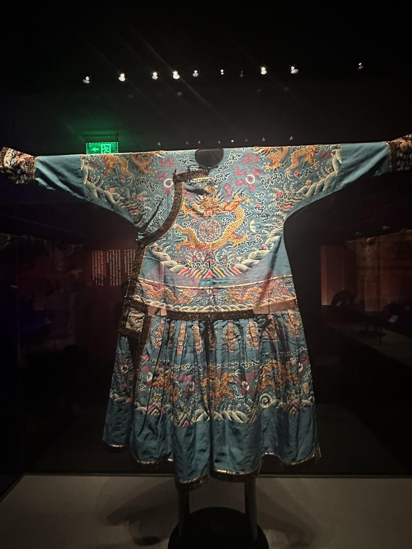 清•嘉庆 月白色缂丝金龙纹男夹朝袍，身长143cm两袖通长190cm ...