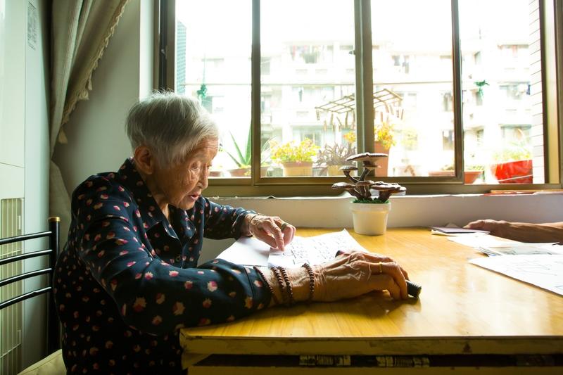 老太太炒股十几年，从来都没有中过签。一气之下，就把券商给换了，软件也删了。

这