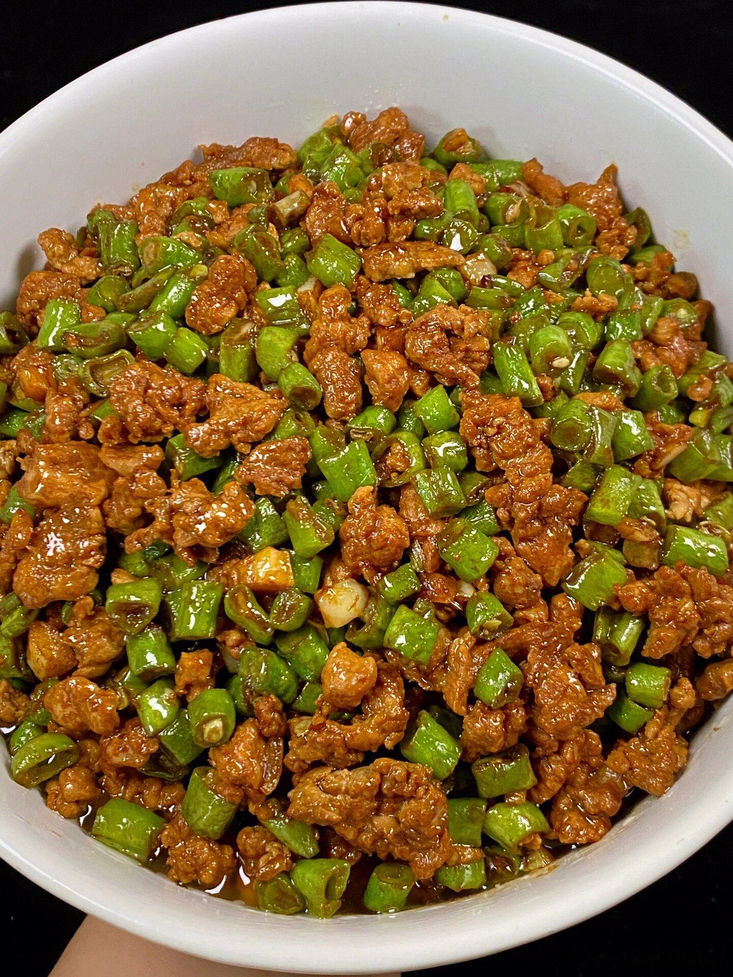 浓郁的肉末炒豆角真的是香迷糊了！鲜香脆爽，酱香浓郁。豆角炒的脆脆的，搭配浓浓的肉