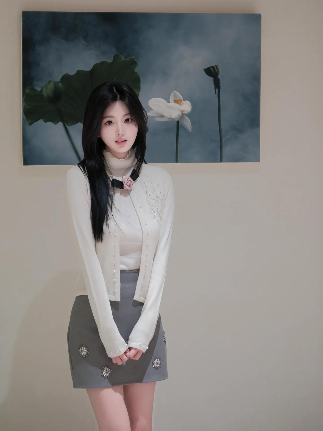 你抬手轻抚发丝
像风拂过花瓣
背包里
是否装着未寄出的信笺

你站在时光里
不言