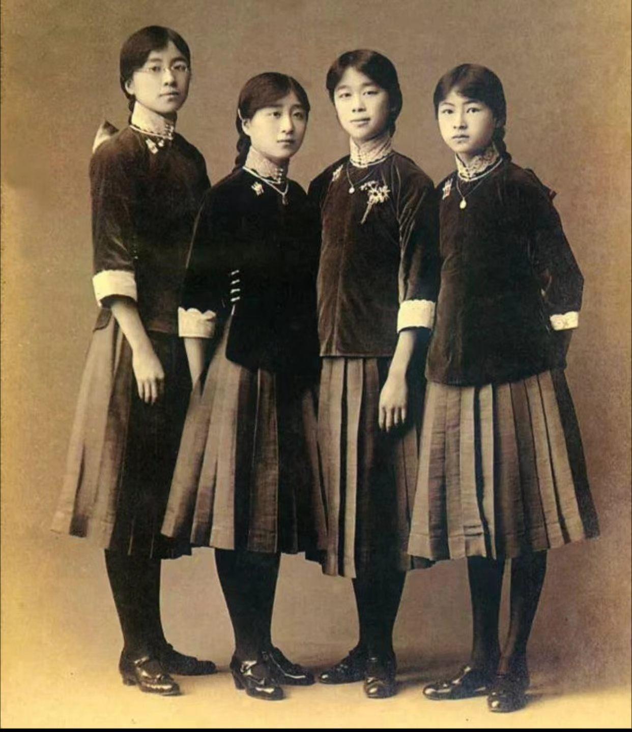 1946年，梁思成之女梁再冰、冯友兰之女冯钟璞、梅贻琦之女梅祖芬三人一同报考清华