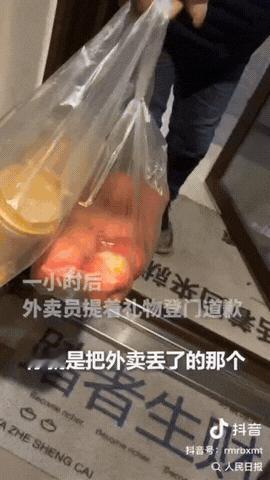 湖北武汉，一女孩点了奶茶外卖，不料突然听到外卖员语音说他的车丢了，要赔奶茶钱给她