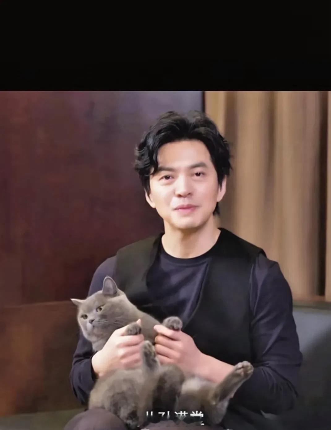 丁克的李健抱着他绝育的猫 我们的才子李健，丁克的才子李健，抱着他已经绝育的猫祝大