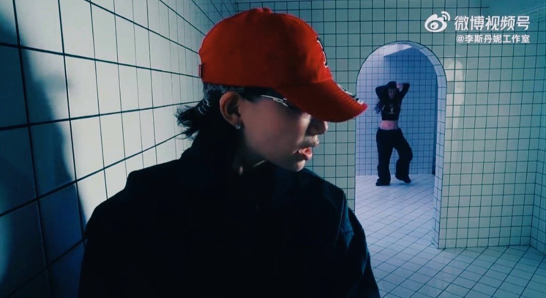 李斯丹妮 这次没有精致妆造 素颜出镜也完全不慌，李斯丹妮也太有底气了吧！没有华丽