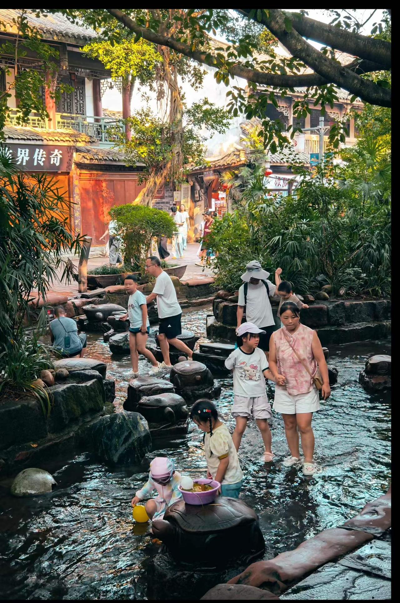 黄龙溪居然拍出废土感了。老建筑爬满藤蔓，石像带着裂纹，有点穿越的意思。
图文原创