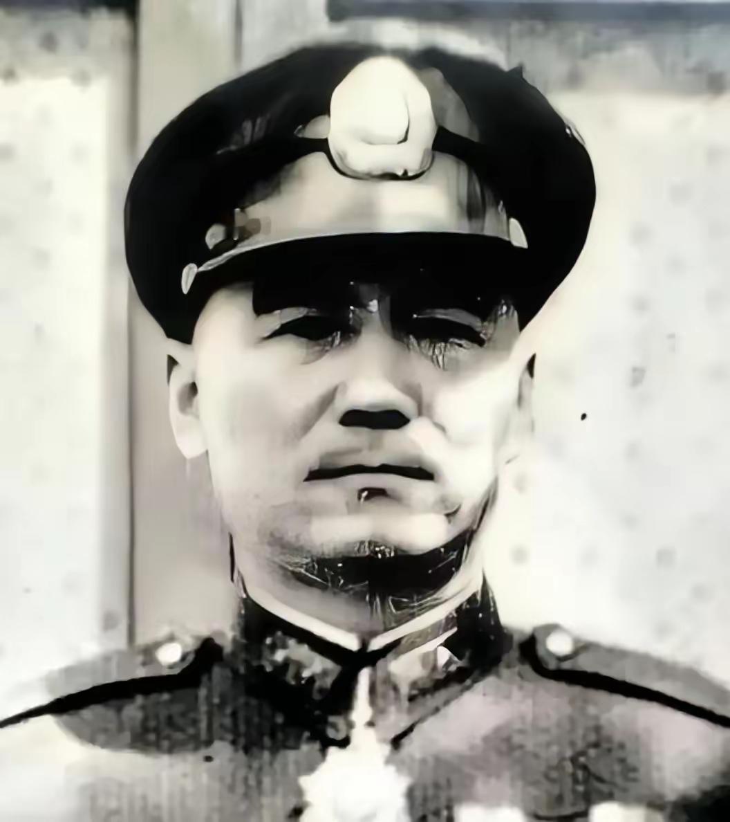 1949年，国军30军军长鲁崇义准备起义，但参谋长何沧浪听完，却红着脸，说：“军