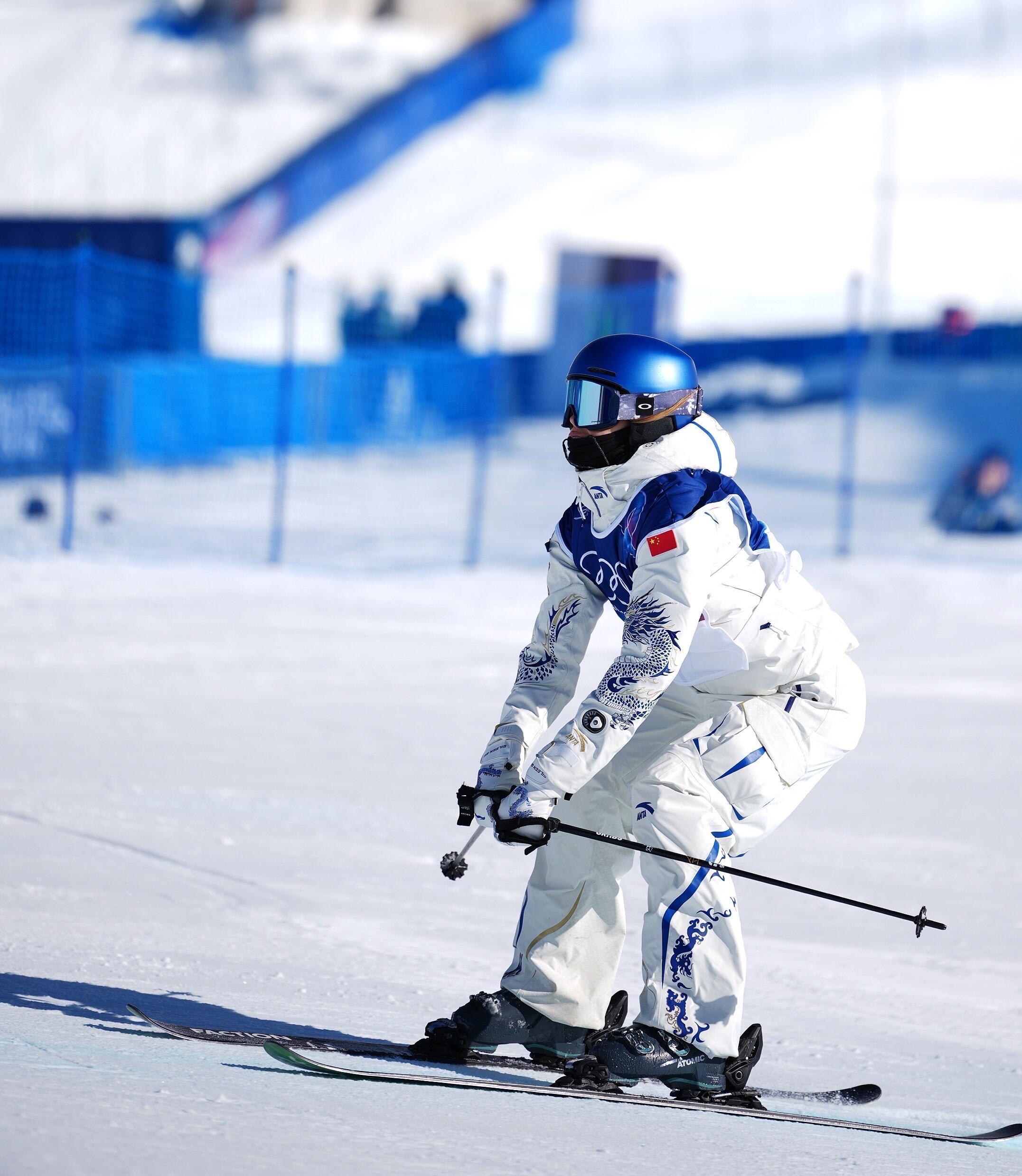 咱就是说，谷爱凌这姑娘太飒啦！雪上飞檐走壁拿金牌，台下还能当学霸，活成了多少人梦
