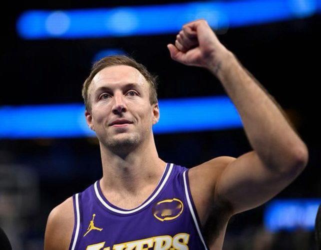 雷迪克：“肯纳德昨日手指过度伸展有些肿胀，能否出战赛前决定。”太阳vs湖人