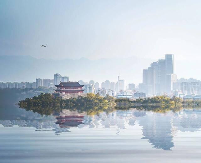 《逃离北上广，这些“冷门”城市才是真正的幸福》

当北上广深的早高峰堵满焦虑，当