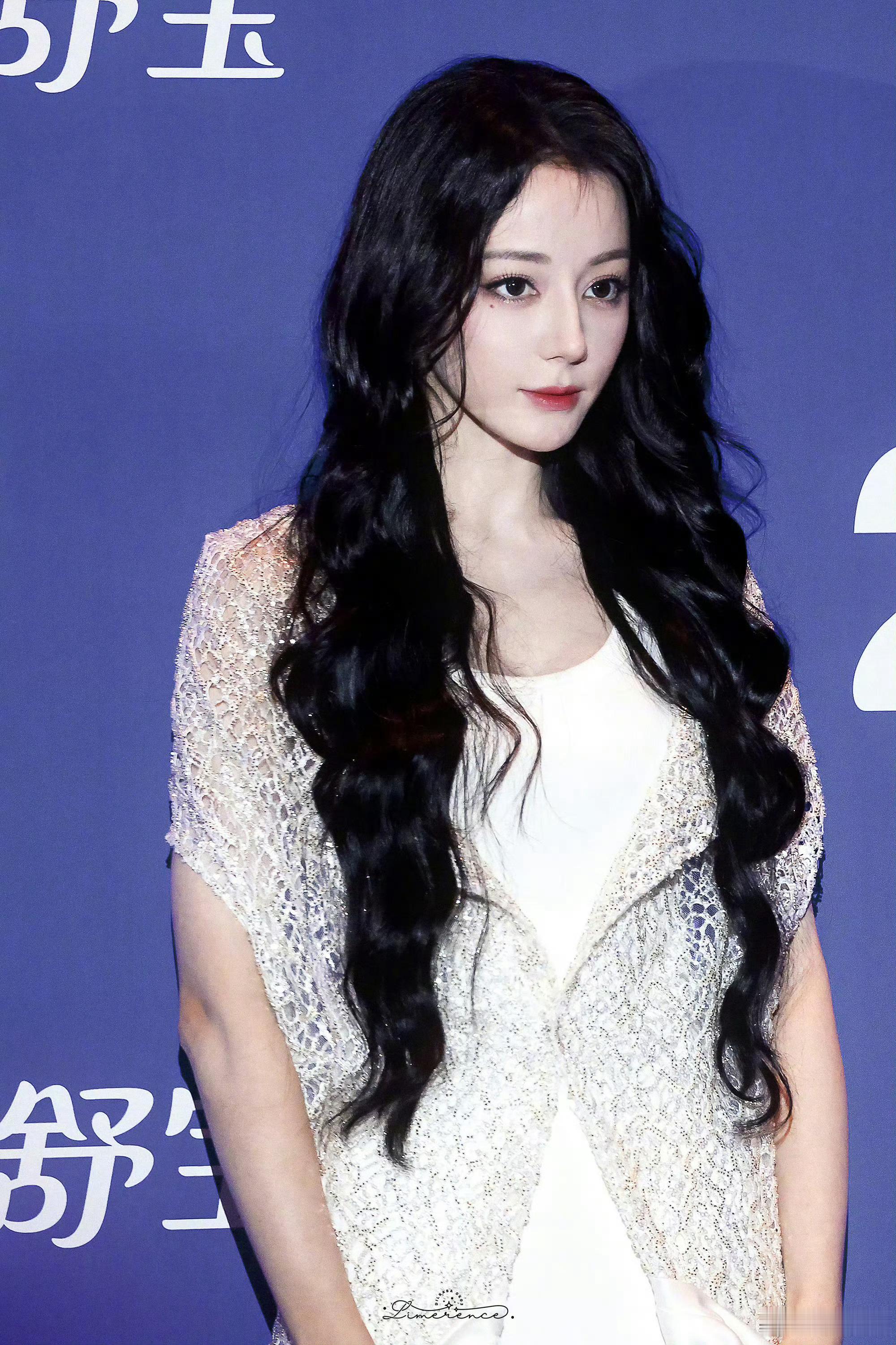 #迪丽热巴美得像洋娃娃#她为什么剧外永远比剧里好看呢[笑cry] ​​​