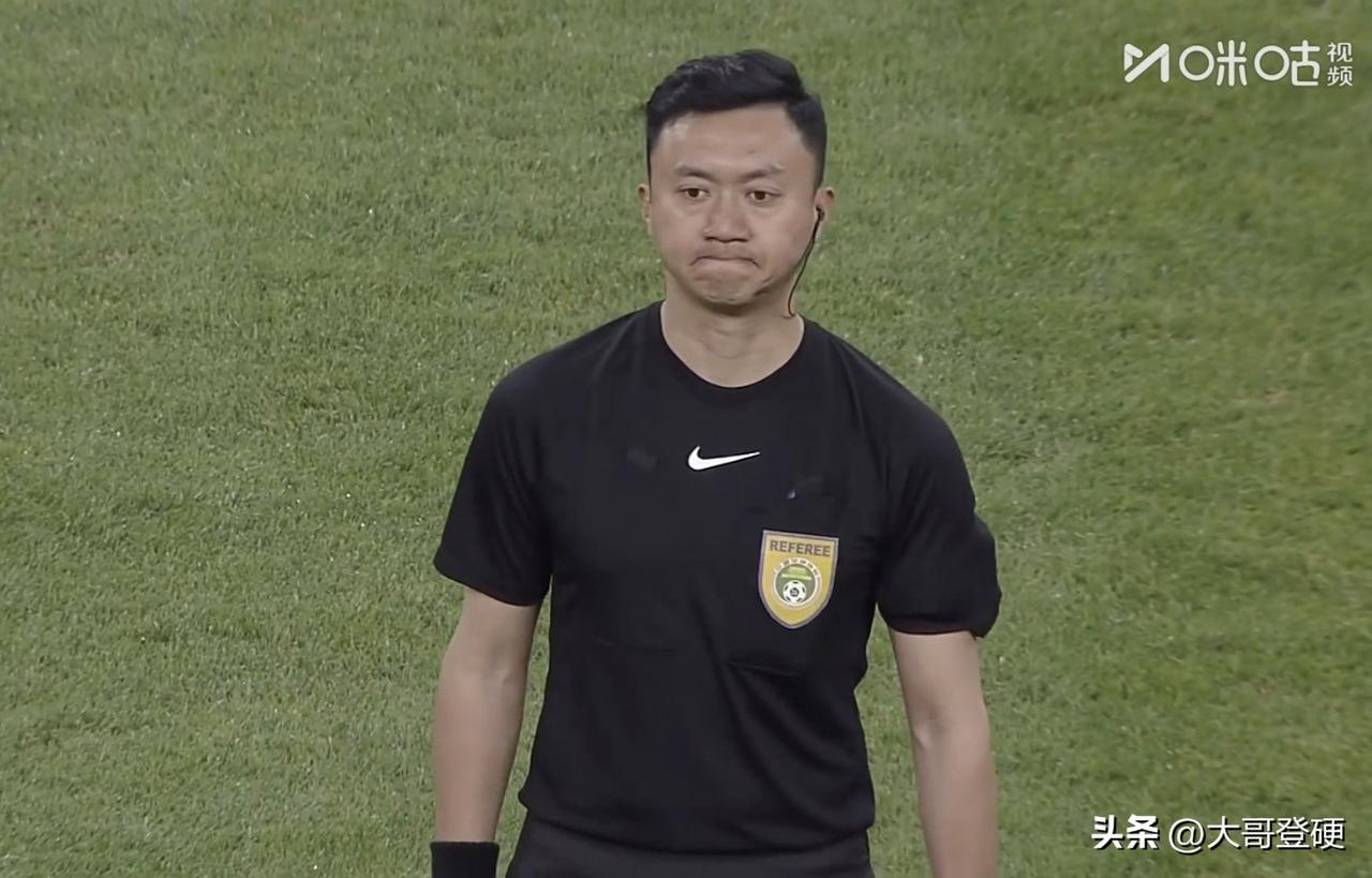 这个球不给黄牌？！U23国足毛伟杰都被亮鞋钉飞铲了，感觉主裁判和助理裁判都有必要